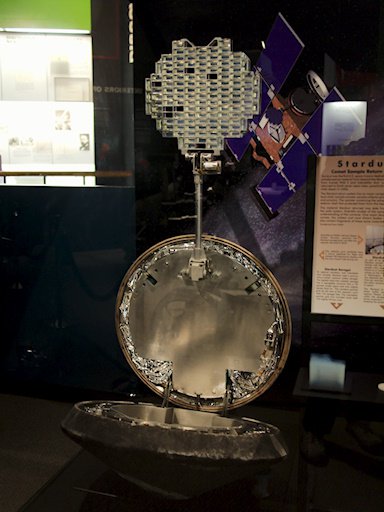 Capsule de retour d'échantillon de Stardust exposée au National Air & Space Museum (Personnel - zeqL)