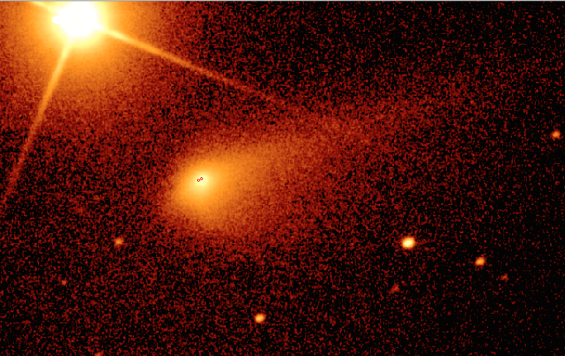 Au centre, la comète, en haut à gauche, le Soleil. Les deux marques rouges situent le noyau de Tchouri et Rosetta, alors à 1 500 kilomètres du noyau. L'image fait 270 000 par 170 000 km.