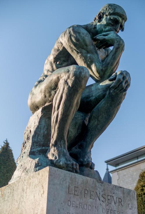 Le Penseur, de Rodin ([photographie](https://commons.wikimedia.org/wiki/File:Le_Penseur_in_the_Jardin_du_Mus%C3%A9e_Rodin,_Paris_March_2014.jpg) de Thibsweb, licence CC-BY).