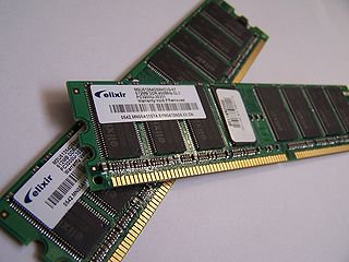Barrettes de mémoires RAM (source wikipedia)