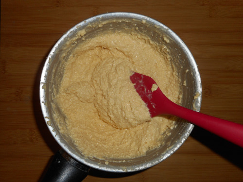 Ici j'ai ajouté le beurre trop tard, ce qui donne à la crème cet aspect granuleux.