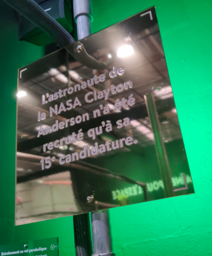 Un panneau dans l'exposition, métallique et un peu miroir, dit : « L'astronaute de la NASA Clayton Anderson n'a été recruté qu'à sa quinzième candidature ».