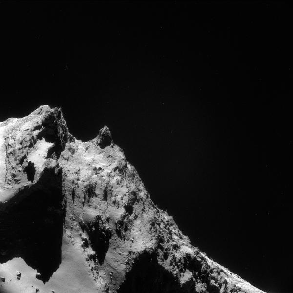 Image de la région Anuket, prise le 13 mars 2016, à 17 km du centre de la comète. L'image fait environ 1,5 km de côté.