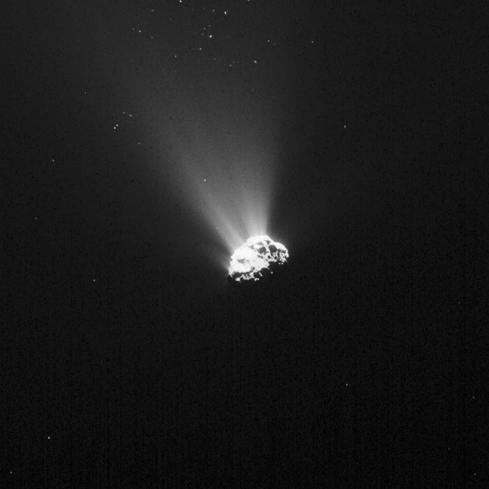 Tchouri le 5 septembre 2015. Observez la matière qui quitte la comète. L'image a été prise à 445 km du centre du noyau, et l'image fait une trentaine de kilomètres de côté.