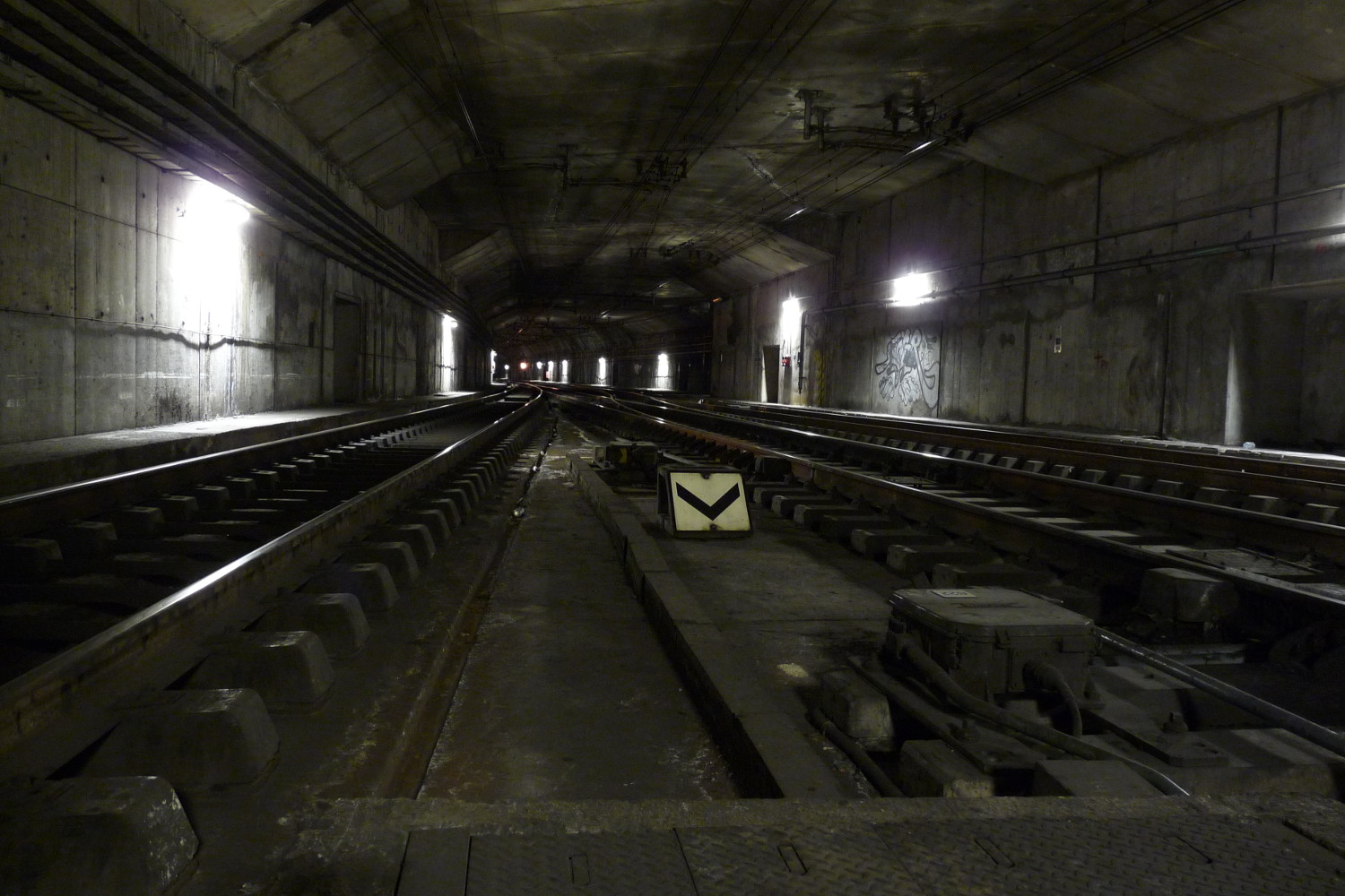 Les voies à la sortie de Gare de Lyon, en direction de Châtelet-les-Halles. Le tunnel est encore unique pour quelques centaines de mètres, avant de se séparer en deux tunnels monotubes.