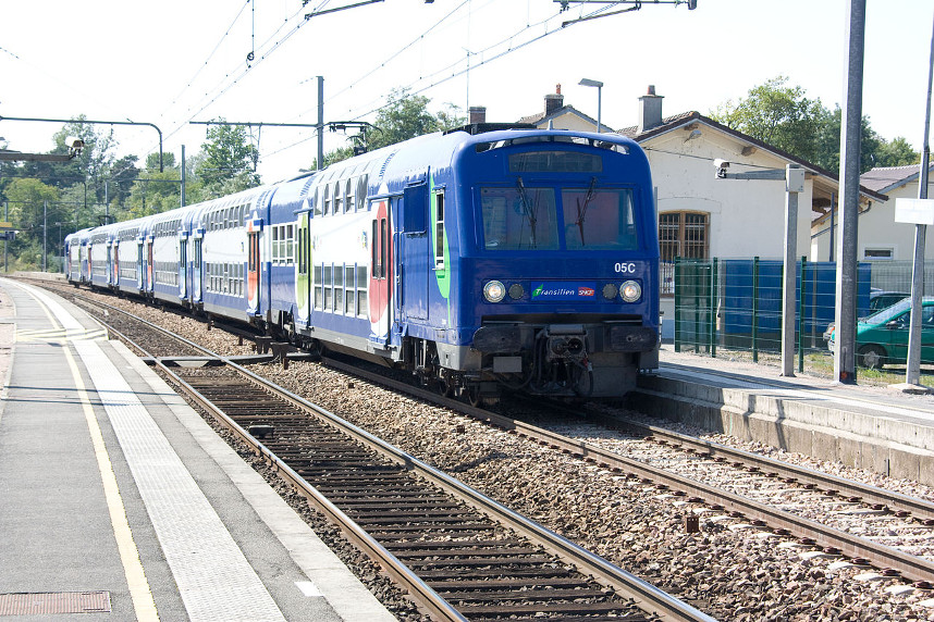 Z5600 en gare de Bourron-Marlotte - Grez, sur la ligne R, qui utilise le même matériel que le RER D. Téléversé sur Wikipédia par Poudou99 sous licence CC BY 3.0