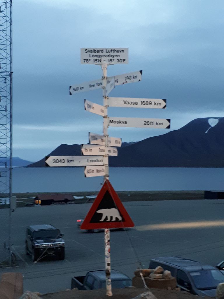 Bienvenue à Longyearbyen ! (photo prise à 1h sur le retour)