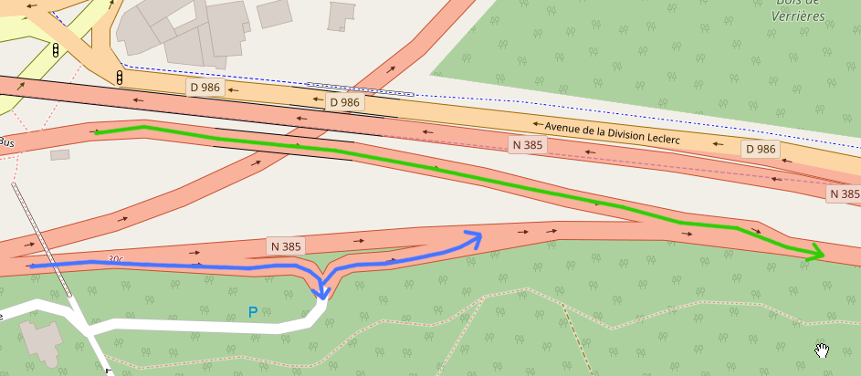 En vert, l'insertion par la gauche. En bleu, entrée / sortie très serrée. Tiré d'OpenStreetMap.