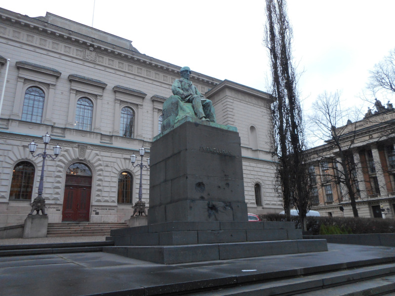 Statue de Johan Vilhelm Snellman, devant la Banque de Finlande, portant les traces du bombardement soviétique.