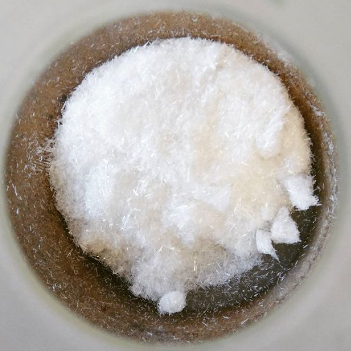 Cristaux d'un sel d'acide trifluoroacétique (Sciencationelle)