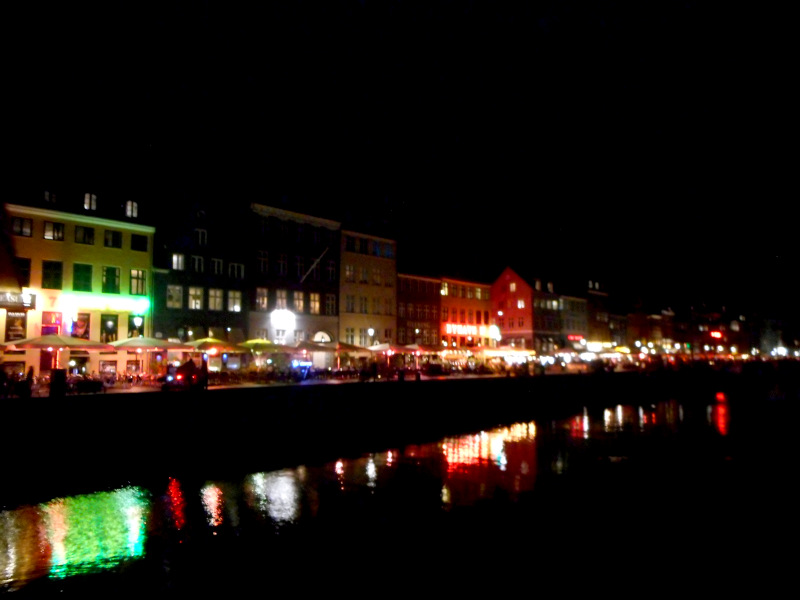 Le quartier de Nyhavn de nuit.